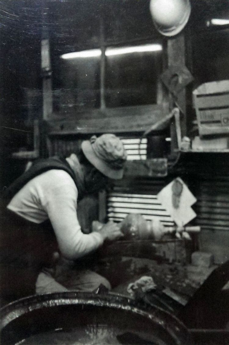 腕の良い蝋型鋳造職人であった梅次郎は蝋型鋳造会社「都蝋型」を設立し二代目梅都として自らの工芸品を世に問いました。