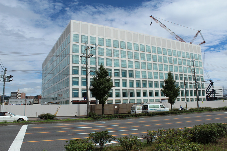 旧本社ビルと形が非常に似ています。任天堂は昔からキューブ形状にこだわりがあるように感じます。