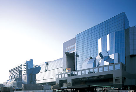 ガラス張りの非常にモダンな建築です。壁のように京都の南北を分けています。

