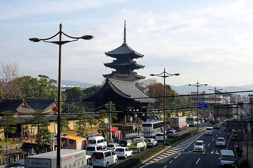 五重塔に近い九条大宮の交差点は国道１号線沿いということもあり非常に交通量が多いです。